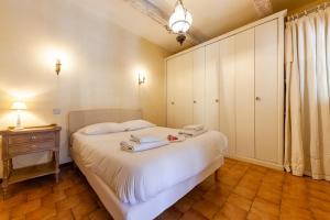 - une chambre avec un lit et des serviettes dans l'établissement Au Vallon -Terrasse de Rêve sur le Vieux Port, à Marseille
