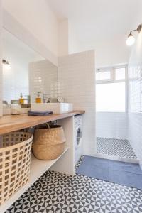 - une buanderie avec un évier et un lave-linge dans l'établissement Le Minot, à Marseille