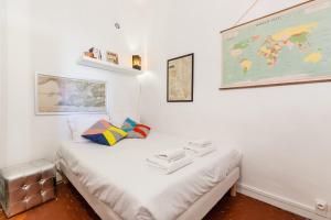 Habitación con cama con mapa en la pared en Le Moulin, en Marsella