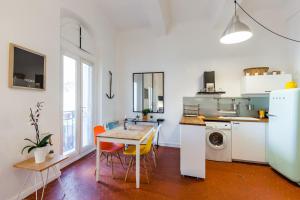 cocina con mesa y sillas en una habitación en Le Moulin, en Marsella