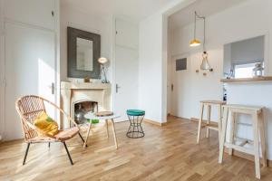 ein Wohnzimmer mit einem Kamin, einem Tisch und Stühlen in der Unterkunft Le Minot in Marseille