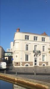 un edificio blanco sentado al lado de una calle en Sabl'Appart Les Sables d'Olonne en Les Sables-dʼOlonne