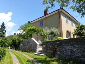 una casa con una valla de piedra y una pared de piedra en Residence Ruje en Prepotto