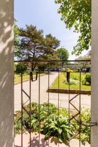 metalowa brama w parku z roślinami w obiekcie Apartments Gdańsk Dworska by Noclegi Renters w Gdańsku