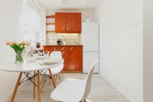 Kuchnia lub aneks kuchenny w obiekcie Apartments Gdańsk Dworska by Noclegi Renters