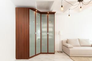 salon ze szklanymi drzwiami i kanapą w obiekcie Apartments Gdańsk Dworska by Noclegi Renters w Gdańsku +9 zdjęć