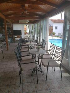 Bazén v ubytování Marketos Apartments nebo v jeho okolí