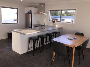 Köök või kööginurk majutusasutuses Kaka Point Views Apartment 1