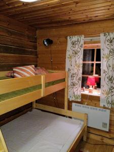 Poschodová posteľ alebo postele v izbe v ubytovaní Mysig timmerstuga vid sjön Björken