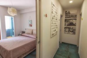 una camera da letto con un letto in una stanza di B&B Carol a Cetara