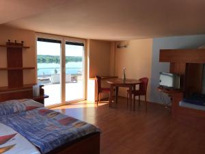 Postel nebo postele na pokoji v ubytování Beach Pension