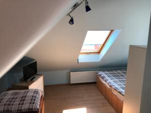 Postel nebo postele na pokoji v ubytování Beach Pension