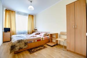 スヴェトロゴルスクにあるChayka Hotelのベッドルーム1室(ベッド1台、デスク、窓付)