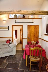 uma sala de estar com uma mesa e um sofá em OLD BAKEHOUSE em Holmrook