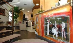 un magasin avec une peinture sur le mur dans une pièce dans l'établissement Hotel Del Brembo, à Osio Sotto