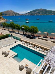 Θέα της πισίνας από το Alidian bay Suites Leros ή από εκεί κοντά