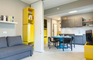 ein Wohnzimmer mit einem Sofa und einem Tisch mit Stühlen in der Unterkunft Appartamento Stelvio in Morbegno
