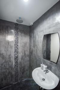 uma casa de banho com um lavatório, um espelho e um chuveiro em Hua Hin Lae I Aoon em Hua Hin