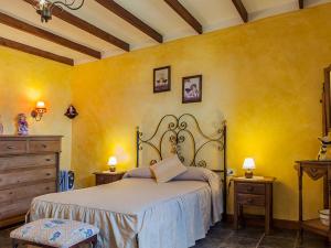 1 dormitorio con paredes amarillas y 1 cama en una habitación en Holiday Home Camino La Candelaria-1 by Interhome, en La Orotava