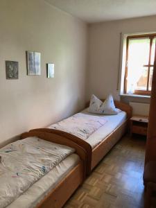 מיטה או מיטות בחדר ב-Ferienwohnung Scherr