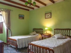 2 camas en una habitación con paredes verdes en Holiday Home Camino La Candelaria-1 by Interhome, en La Orotava