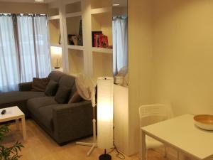 sala de estar con sofá y mesa en City Center ground floor en Ostende