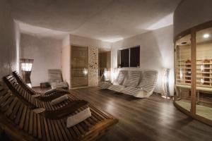 TV a/nebo společenská místnost v ubytování Laguscei Dolomites Mountain Hotel