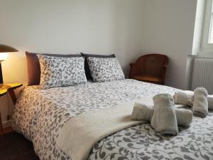 1 dormitorio con 1 cama grande y 2 toallas. en l'Otis et le Titouan Saint-Sauveur, en Dinan