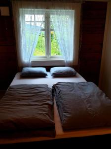 dwa łóżka w pokoju z oknem w obiekcie Fjords view w mieście Sjøholt +21 zdjęć