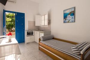 kuchnia z łóżkiem w pokoju w obiekcie Evgenia Rooms and Apartments w mieście Chora Folegandros