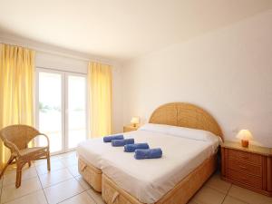 Balcon del MarにあるHoliday Home Faisa by Interhomeのベッドルーム1室(青い枕のベッド1台付)