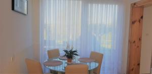 uma sala de jantar com uma mesa e cadeiras e uma janela em Apartments Korana, BelajskePoljice em Duga Resa