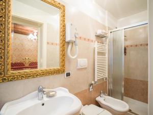 ヴェネツィアにあるディモーラ マルキアーナのバスルーム(洗面台、鏡、トイレ付)