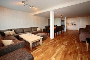 ein Wohnzimmer mit einem Sofa und einem Tisch in der Unterkunft Skarsnuten Apartments in Hemsedal