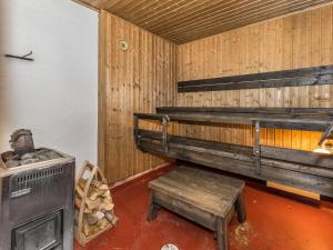 Palanda nebo palandy na pokoji v ubytování Holiday Home Ikonen by Interhome