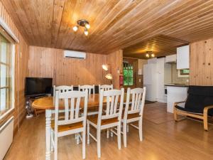 Kuchyň nebo kuchyňský kout v ubytování Holiday Home Ikonen by Interhome