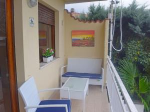 BrezzoにあるHoliday Home Silvia by Interhomeのバルコニー(椅子、テーブル付)、窓が備わります。
