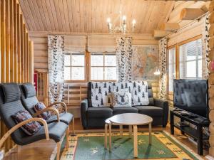 un soggiorno con divano e TV di Holiday Home Riekonmarja by Interhome ad Äkäslompolo