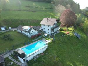 Bazén v ubytování Traumhafte Ferienwohnung mit Pool nebo v jeho okolí