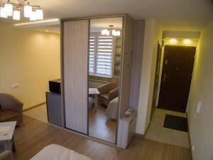 uma sala de estar com um espelho num quarto em Studio Park Saski 1 & 2 em Sandomierz