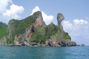 een rotseiland in het water op een heldere dag bij Amorn Mansion in Ao Nang Beach