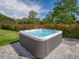 einen Whirlpool auf einer Terrasse im Garten in der Unterkunft Holiday Home Villa Marina by Interhome in Vošteni