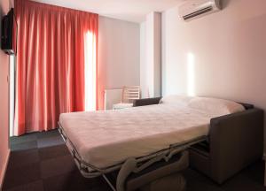A bed or beds in a room at Apartaments i habitacions Can Morera Olot