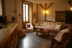 - un salon avec un canapé et une table dans l'établissement L'Hermitage, à Brides-les-Bains
