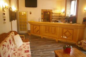 a living room with a counter and a couch at L'Hermitage in Brides-les-Bains