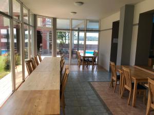 uma sala de jantar com uma mesa longa e cadeiras em Beach Pension em Cheb