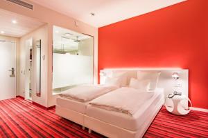 Un pat sau paturi într-o cameră la Cityhotel am Thielenplatz
