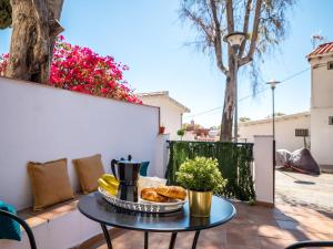 un tavolo con vassoio di cibo su un patio di SEAFRONT WITH TERRACE a Málaga