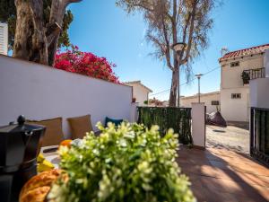 patio con tavolo fiorito e recinzione di SEAFRONT WITH TERRACE a Málaga
