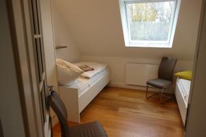 a small room with a bed and a window at Ferienwohnung am Wulfkamp in Velen